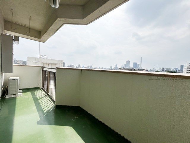【バルコニー】 | 池袋第2ヒルハイム | バルコニーの様子。ここからの眺めが、日々のストレスを発散してくれることでしょう。ちなみにバルコニーは専有部分ではなく「共用部分」の扱いです。～即日のご見学可能～　お問合せはお気軽にどうぞ。