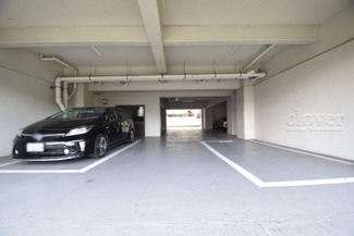 【駐車場】 | マンションの駐車場スペース。空きの有無や駐車料金、サイズ規定などについては、改めてお問い合わせください。～即日のご見学可能～　お問合せはお気軽にどうぞ。