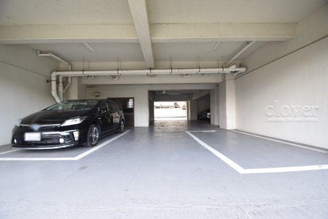 【駐車場】 | 池袋第2ヒルハイム | マンションの駐車場スペース。空きの有無や駐車料金、サイズ規定などについては、改めてお問い合わせください。～即日のご見学可能～　お問合せはお気軽にどうぞ。