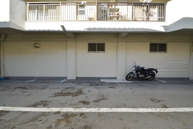 【駐車場】 | 池袋第2ヒルハイム | バイク置き場。空き区画の有無や駐輪料金、サイズおよび排気量規定などについては、改めてお問い合わせください。～即日のご見学可能～　お問合せはお気軽にどうぞ。