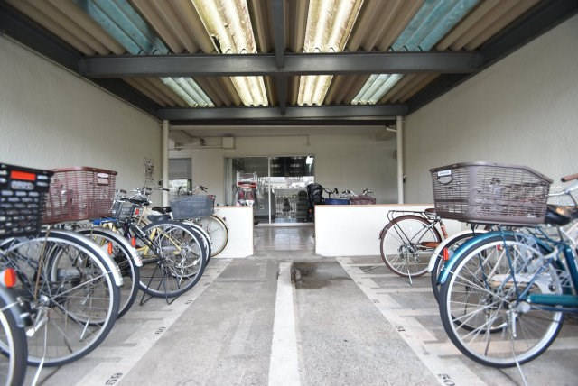 【駐輪場】 | 池袋第2ヒルハイム | 自転車置き場。マンションの共用部にあたります。空きの有無や駐輪料金、各戸の台数制限などについては、改めてお問い合わせください。～即日のご見学可能～　お問合せはお気軽にどうぞ。