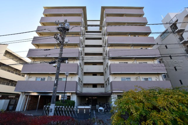 【外観】 | 池袋第2ヒルハイム | 手入れの行き届いた外壁やエントランスなど、「見ればわかる」レベルで清潔感を保ったマンションです。築年数を感じさせない姿で皆様をお出迎えします。～即日のご見学可能～　お問合せはお気軽にどうぞ。