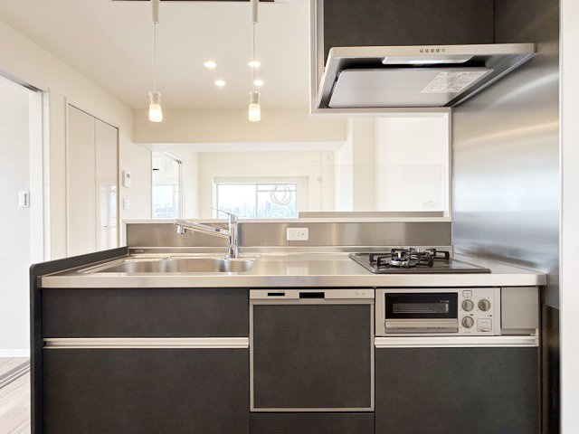 【キッチン】 | 池袋第2ヒルハイム | 食洗機付き　カウンター式のシステムキッチン。スッキリと見晴らしの良いキッチンで、気分よく調理や洗い物に精を出せそうですね。～即日のご見学可能～　お問合せはお気軽にどうぞ。