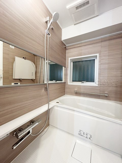 【浴室】 | 池袋第2ヒルハイム | 浴室乾燥機能付き　疲れと汚れを落として明日への活力を蓄える、癒しの空間＝バスルーム。とても大切な設備です。浴槽も洗い場も美しく整っています。～即日のご見学可能～　お問合せはお気軽にどうぞ。