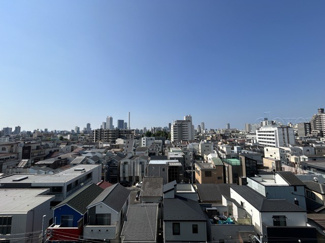 【展望】 | 眼前に広がる空の雄大さと、このお部屋の自慢の一つである「眺望」をご覧ください。毎日、この景色を独り占めできる新生活に夢が広がります。～即日のご見学可能～　お問合せはお気軽にどうぞ。
