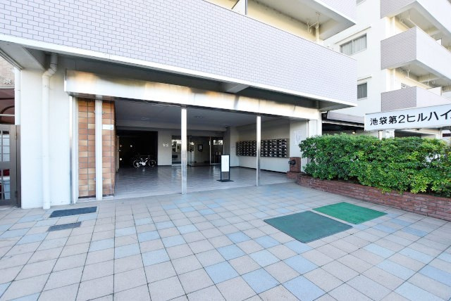 【エントランス】 | 池袋第2ヒルハイム | お客様を、そして住人を出迎えてくれるマンションのエントランス。ゴミが落ちていないことからも、管理状態の良さや住民の節度の高さが見て取れます。～即日のご見学可能～　お問合せはお気軽にどうぞ。