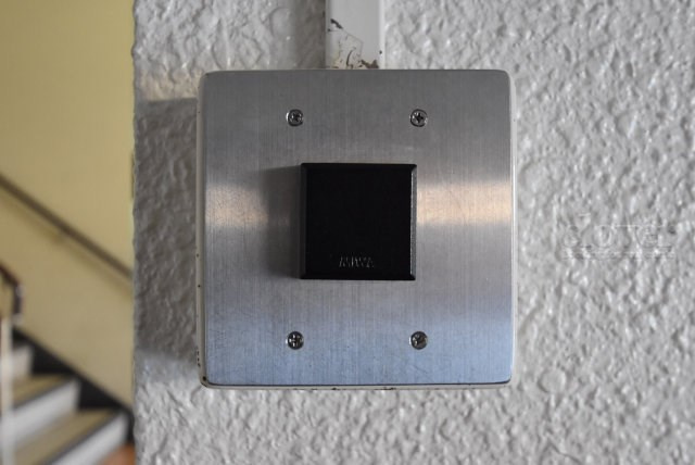 【防犯設備】 | 池袋第2ヒルハイム | 部外者の出入りを規制するオートロックの操作盤。「マンションに欲しいセキュリティ」の筆頭格です。これがあるだけで、安心感はひときわ増します。～即日のご見学可能～　お問合せはお気軽にどうぞ。