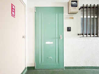 【その他共用部分】 | 皆様をお迎えする、お部屋の玄関ドア。開けやすさや開放角度、ドアノブの操作しやすさや鍵の形状などを、現地で一度ご確認ください。～即日のご見学可能～　お問合せはお気軽にどうぞ。
