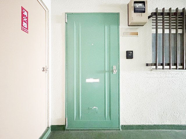 【その他共用部分】 | 池袋第2ヒルハイム | 皆様をお迎えする、お部屋の玄関ドア。開けやすさや開放角度、ドアノブの操作しやすさや鍵の形状などを、現地で一度ご確認ください。～即日のご見学可能～　お問合せはお気軽にどうぞ。
