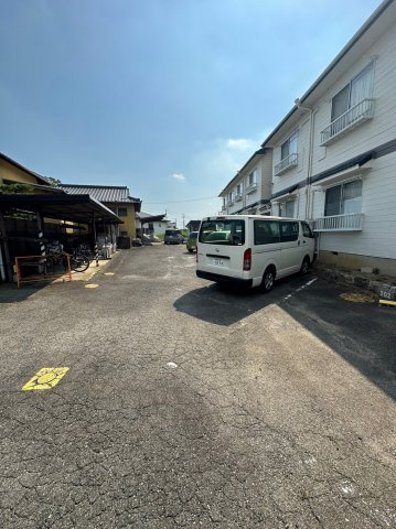 レインボー丸根の駐車場