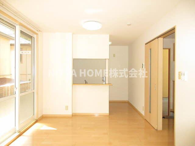 ベル・グラースの居間・リビング|１２．８帖のリビングルームに南向きのテラスがついています★