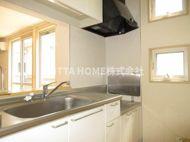 ベル・グラースのキッチン|小窓付きのカウンターキッチンです(#^^#)