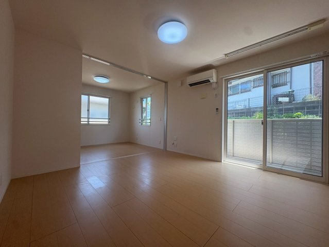 川崎市多摩区長尾７丁目のアパートの居間・リビング