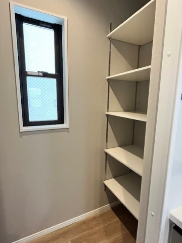 灘南通１丁目新築戸建の収納|キッチン横にパントリーがあり、備蓄品の保管にお勧めです