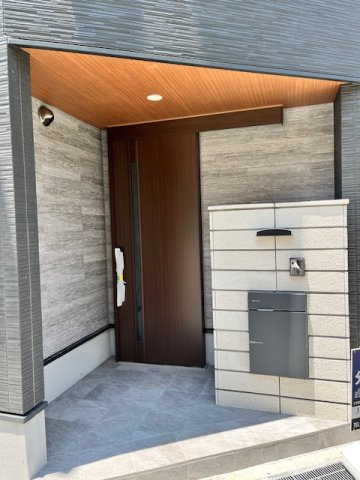 灘南通１丁目新築戸建の玄関|宅配ボックスがあるので留守の日も安心
