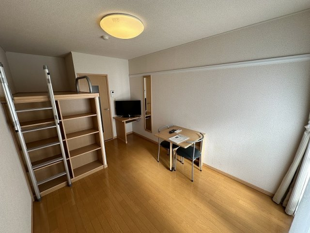 レオパレス中今泉の居間・リビング