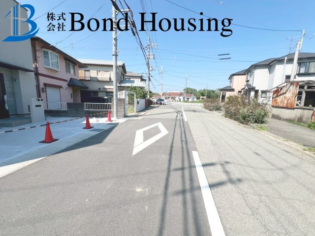 長期優良住宅取得　床暖房付き　長坂寺II　1号棟の前面道路含む現地写真