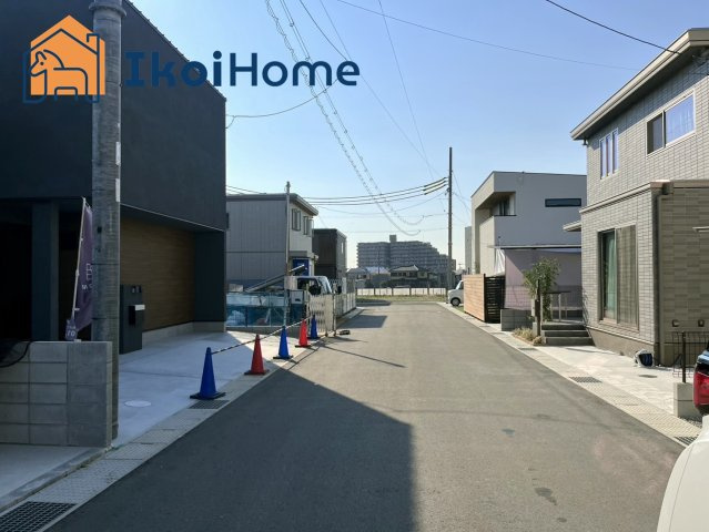 明石市魚住町長坂寺　Ⅱ　15号地　新築戸建の前面道路含む現地写真|前面道路は6ｍ幅で広々しています。駐車がし易く、車の対面のすれ違いも楽にできます。
