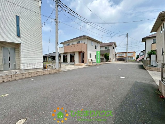 加須市東栄２丁目　中古一戸建ての前面道路含む現地写真