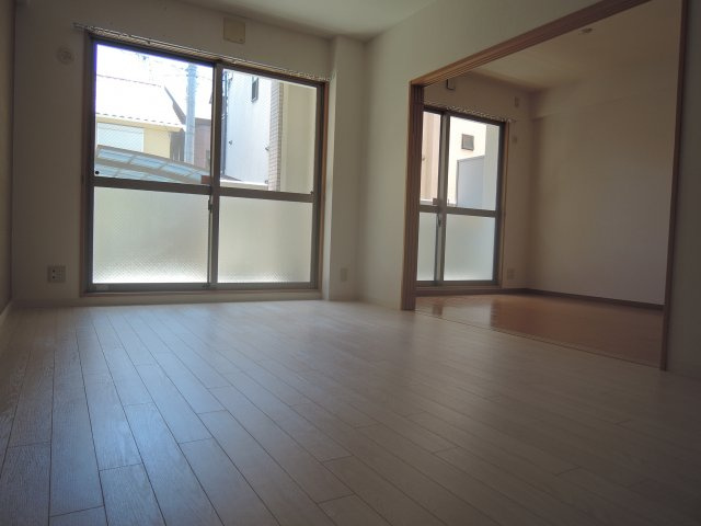 グリーンヒルズ高槻の居間・リビング