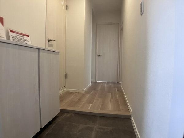 エメラルドマンション安古市(JS)の玄関