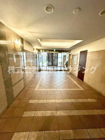 クリーデンス新大阪のエントランス