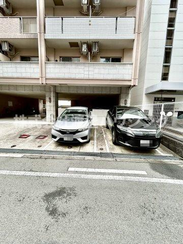 クリーデンス新大阪の駐車場