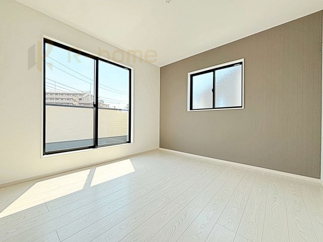 龍ケ崎市佐貫町5期　新築戸建て　2号棟の洋室|アクセントクロスが映える2階洋室。お仕事の疲れを癒すひとときを有意義に♪全居室収納で空間もスッキリ♪