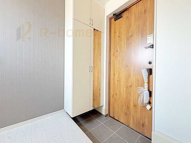 龍ケ崎市佐貫町5期　新築戸建て　2号棟の玄関|気持ちよくご家族やゲストを送迎できる穏やかな雰囲気の玄関♪大きな下駄箱で玄関廻りスッキリ♪