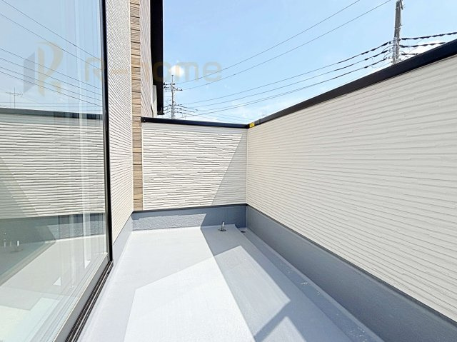 龍ケ崎市佐貫町5期　新築戸建て　2号棟のバルコニー|お布団やラグなどの大きな物も干しやすい広々としたバルコニー！