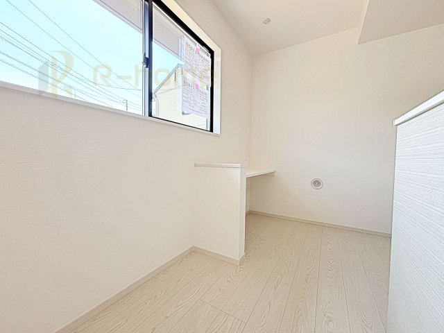 龍ケ崎市佐貫町5期　新築戸建て　2号棟の居間・リビング|使い勝手の良いスタディーカウンター！お子様の勉強や作業スペースに活用できます♪