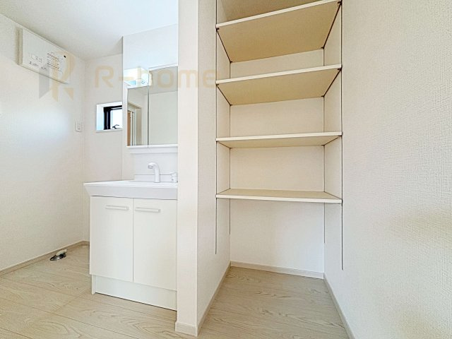 龍ケ崎市佐貫町5期　新築戸建て　2号棟の洗面所|収納便利な可動棚付きリネンスペース！タオルや衣類の収納に便利です♪