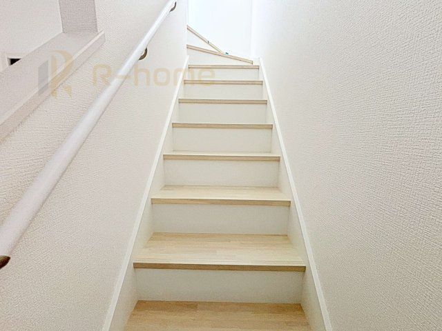 龍ケ崎市佐貫町5期　新築戸建て　2号棟の内装|手すりのついた階段！小さなお子様の利用も一安心です♪