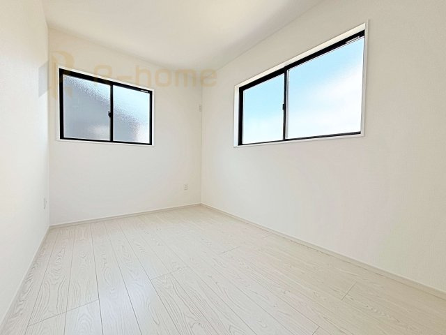 龍ケ崎市佐貫町5期　新築戸建て　2号棟の洋室|2面窓の風通しの良い洋室です♪差し込む暖かな陽当たりで、室内がくつろげる空間に早変わりです♪