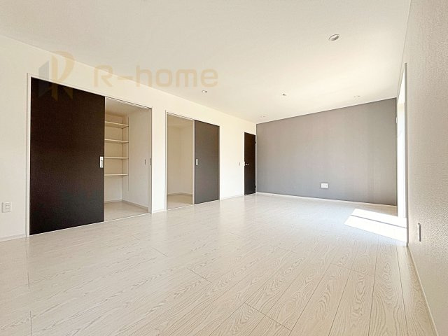 龍ケ崎市佐貫町5期　新築戸建て　2号棟の居間・リビング|開放感のあるリビングはファミリークローク付きで、ゆったりした空間を保てます♪