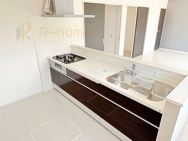 龍ケ崎市佐貫町5期　新築戸建て　2号棟のキッチン|料理をしながら家族とコミュニケーションが取れる対面式システムキッチン。