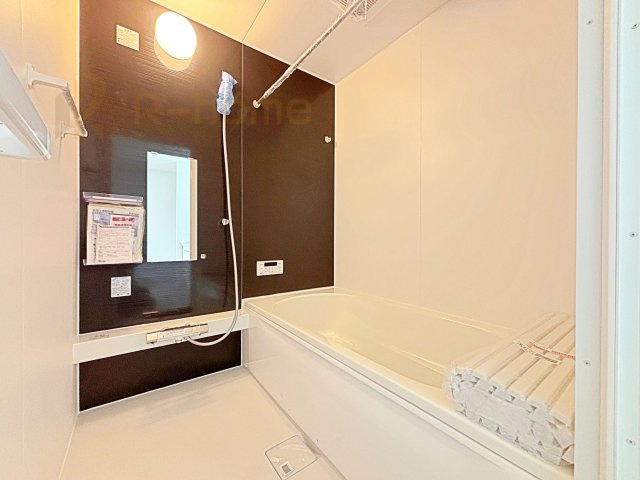 龍ケ崎市佐貫町5期　新築戸建て　2号棟の浴室|足を伸ばしてもゆったりできるバスルーム♪機能性も取り入れて使い易さも保証します♪