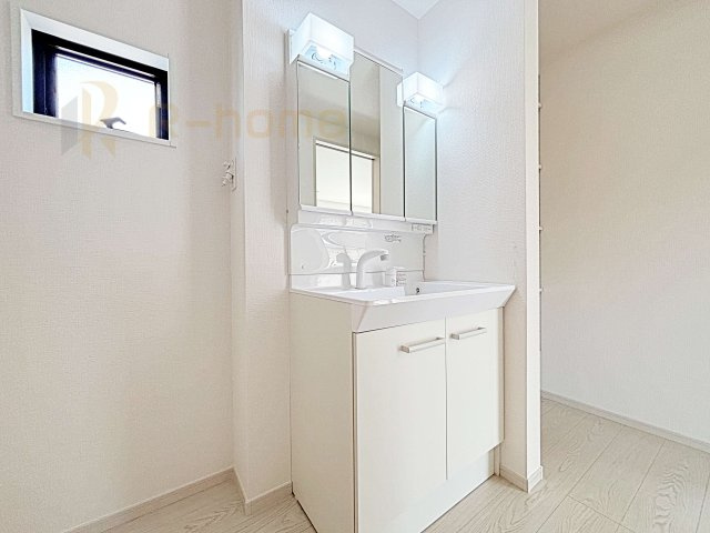 龍ケ崎市佐貫町5期　新築戸建て　2号棟の洗面所|清潔感溢れる洗面台は嬉しい三面鏡。リネンスペース付きでタオルや衣類の収納に便利♪