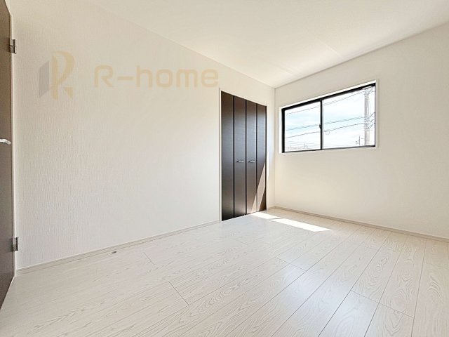 龍ケ崎市佐貫町5期　新築戸建て　2号棟の洋室|どんな部屋家具も合わせやすいシンプルな洋室！
たっぷりの日差しと心地よい風が舞い込む住まい♪