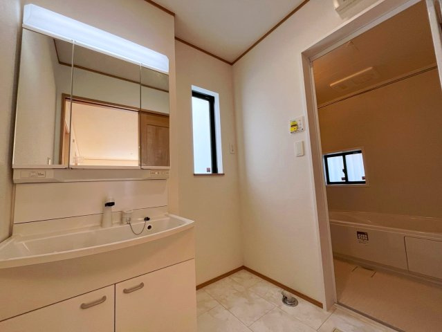 ハートフルタウン沖縄市南桃原　A号棟の独立洗面台|洗面設備