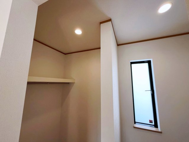 ハートフルタウン沖縄市南桃原　A号棟の収納|ウォークインクローゼット