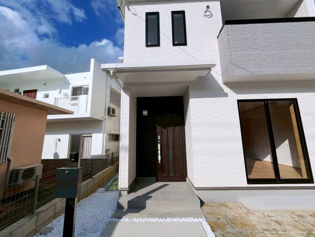 ハートフルタウン沖縄市南桃原　A号棟の外観|玄関