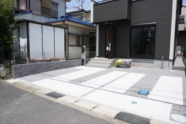 越谷市大字南荻島 新築分譲住宅 の駐車場