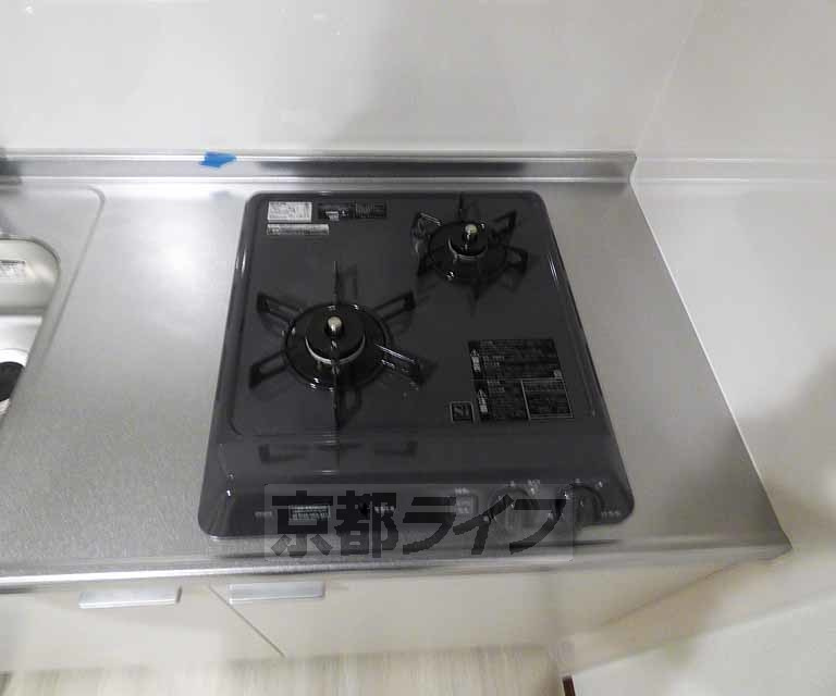 フラッティ京都西陣のキッチン|2口コンロ付です