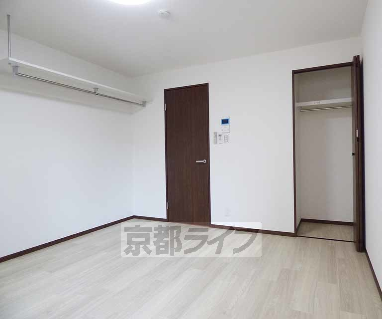 フラッティ京都西陣の居間・リビング|白を基調とした清潔感ある室内。