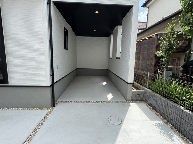 松戸市稔台３丁目新築戸建【稔台小学校：7分】の駐車場|愛車に優しいビルトインガレージ