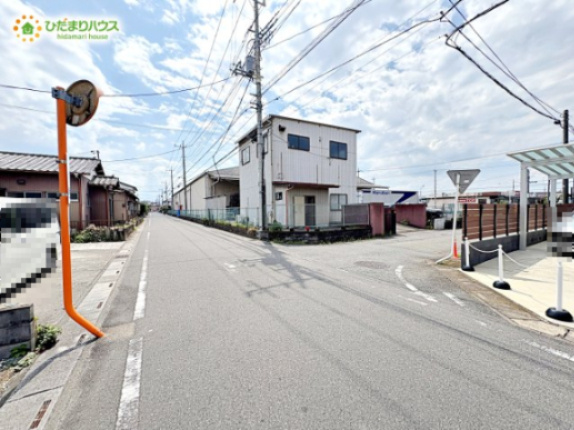 行田市門井町2丁目　中古一戸建ての前面道路含む現地写真