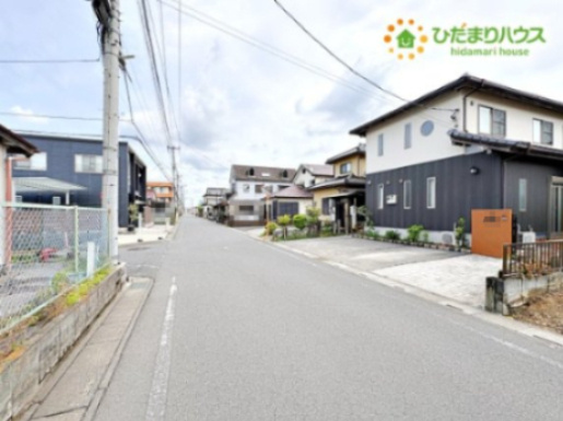 行田市門井町2丁目　中古一戸建ての前面道路含む現地写真