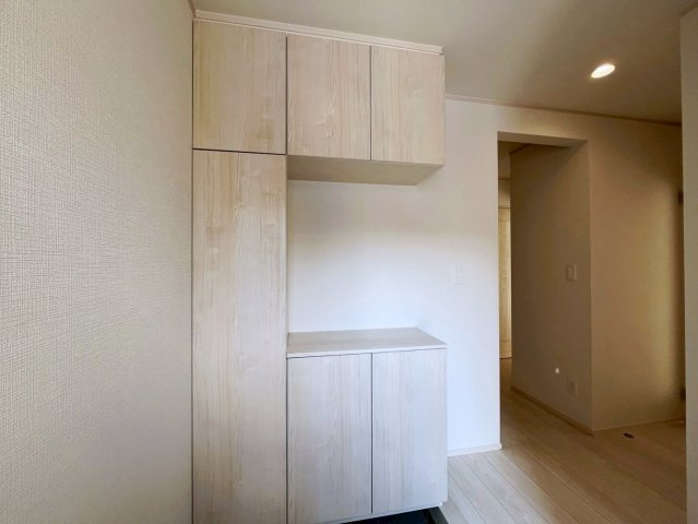 ハートフルタウン沖縄市南桃原　B号棟の玄関|玄関収納