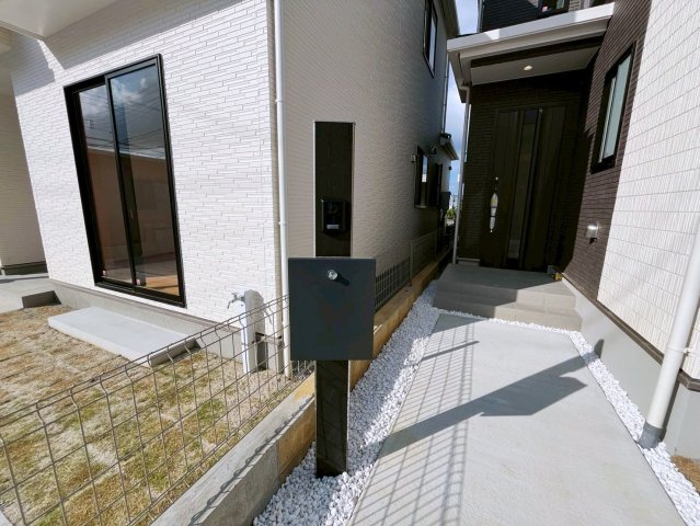 ハートフルタウン沖縄市南桃原　B号棟の外観|郵便受け